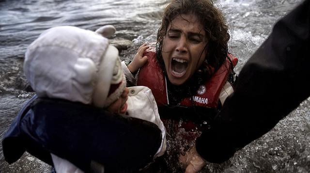 El drama personal de cada sobreviviente, sin embargo, construye un panorama desolador. La guerra ha desechado tantos apátridas que el mensaje esperanzador de la isla se convierte en un consuelo agridulce a la pérdida de cada vida.