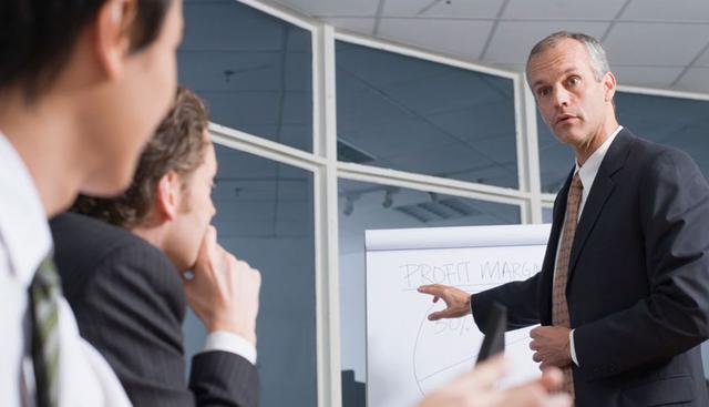 FOTO 2 | PLAN DE LOS 100 DÍAS. Hecho el balance, llega el momento de tomar decisiones. Reúne a tu equipo directivo y traza la estrategia. Una buena técnica es marcar un plan a 100 días para, primero, detener la sangría; segundo, estabilizar la empresa; y tercero, empezar a generar el valor que permita pensar en el medio y largo plazo. No hay que descartar que el plan contemple una reorientación integral de la empresa, pero lo importante es sentar las bases sobre las