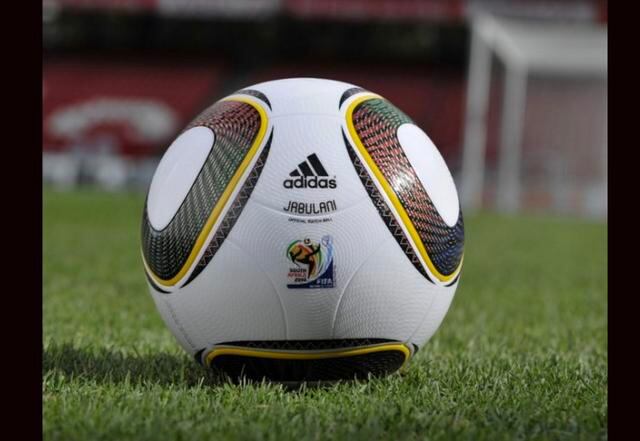 FOTO 18 | 18. Jabulani (Sudáfrica 2010) Su nombre hace alusión a celebrar, en idioma zulú. Sus 11 colores son un reflejo simbólico de los 11 jugadores de cada equipo. Fue muy criticado por los porteros por ser resbaladizo y de trayectoria imprevisible. (Foto: ADIFANSNET - FLICK)