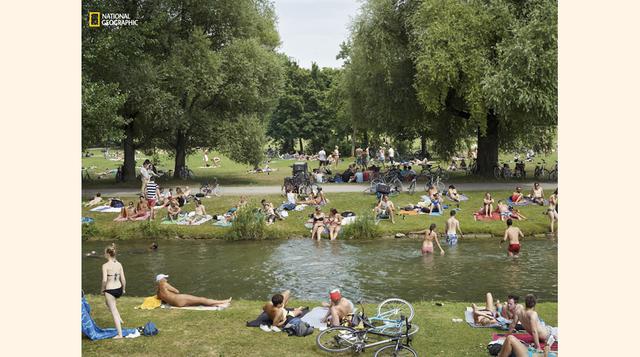 Bañistas en un parque en Munich. (Foto: Simon Roberts / National Geographic)
