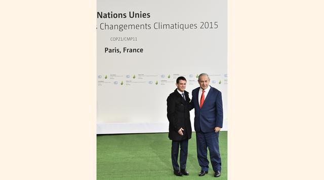 El Primer Ministro de Israel Benjamin Netanyahu (derecha) junto con el Primer Ministro francés Manuel Valls, a su llegada a la COP21, en Le Bourget, cerca a Paris. (Foto:AP)