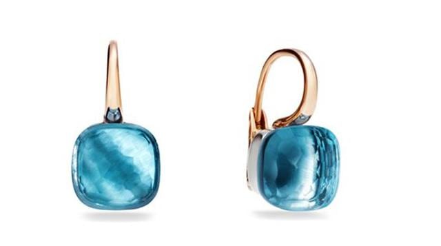 Aretes de Pomellato. Los aretes Pomellato son un clásico que da un necesario toque de color. Estas piedras son topacio azul, montadas en oro blanco. Los pendientes están hechos de oro rosa, para darle un toque deslumbrante.