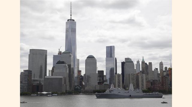 El buque líder USS San Antonio pasa a la altura del One World Trade Center en el bajo Manhattan, Nueva York. El rascacielos espera recibir entre tres y cuatro millones de visitantes en el primer año. (Foto: AP)