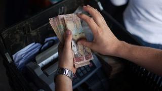 Cansados de contar montones de dinero, venezolanos comienzan a pesarlo