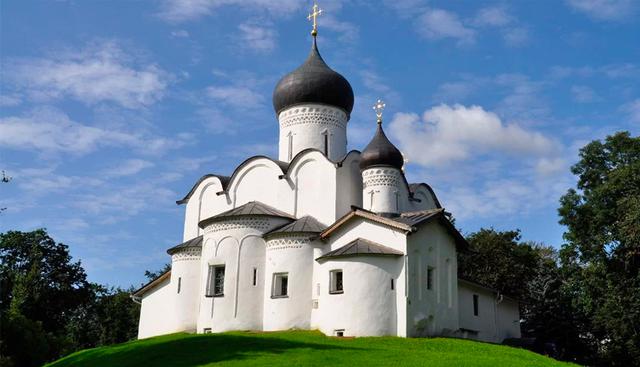 FOTO 6 | Iglesias de la Escuela de Arquitectura Pskov, Federación Rusa. Iglesias, catedrales, monasterios, torres de fortificación y edificios administrativos conforman el sitio, un grupo de monumentos ubicados a orillas del río Velikaya, en el noroeste de Rusia. Las características de estos edificios, producidos por la Escuela de Arquitectura de Pskov, incluyen volúmenes cúbicos, cúpulas, porches y campanarios. Foto: unesco.org.
