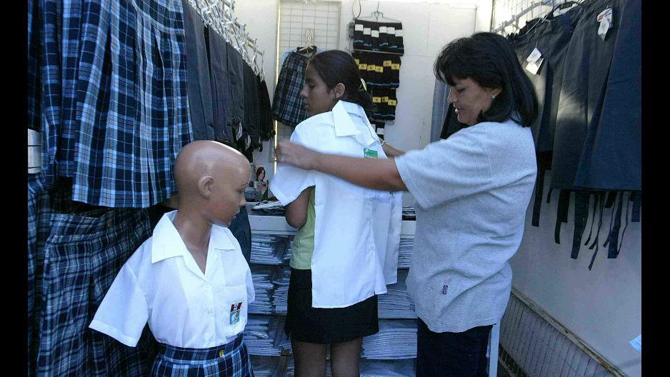 En las galerías de Gamarra se podrán encontrar uniformes entre S/ 30 y S/ 45 para niños y niñas de educación primaria. (Foto: GEC)