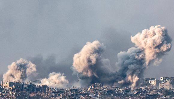 El humo se eleva sobre el norte de la Franja de Gaza durante un bombardeo de Israel el 14 de diciembre de 2023. (Foto de JACK GUEZ / AFP).