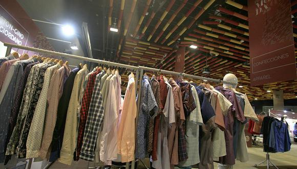 La industria en Perú se encuentra enfocada principalmente en la fabricación de ropa casual porque todavía son pocos los que optan por el regreso a la oficina y si van, prefieren estilos muchos más relajados, (Foto: El Comercio)