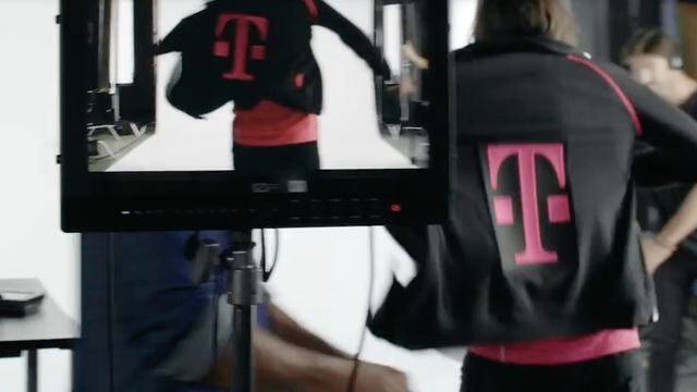 FOTO 9 | Un fallo en la programación de su sitio Web lo dejó vulnerable a que los hackers accedieran algunos datos personales de los usuarios según reportó el sitio Motherboard del noticiero Vice. El tipo de información expuesta incluyó las direcciones de email de los suscriptores, sus cuentas de T-Mobile y el número de identificación IMSI, que vincula una tarjeta SIM en particular a las redes celulares y permite la ubicación del dispositivo e interceptación de llamadas, según Techopedia.
Debido a ese fallo, los datos de los 76 millones de subscriptores de T-Mobile pudieron haber sido extraídos del sitio Web. T-Mobile le dijo a Motherboard que arregló el fallo y que sólo una pequeña parte de sus clientes fueron afectados.