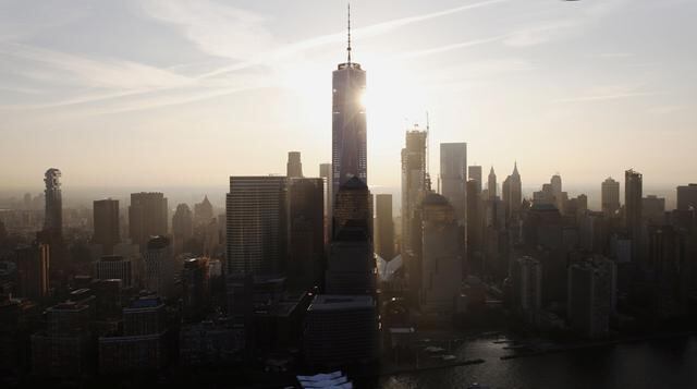 El imponente One World Trade Center bloquea la luz solar en este amanecer. (Foto: Reuters)