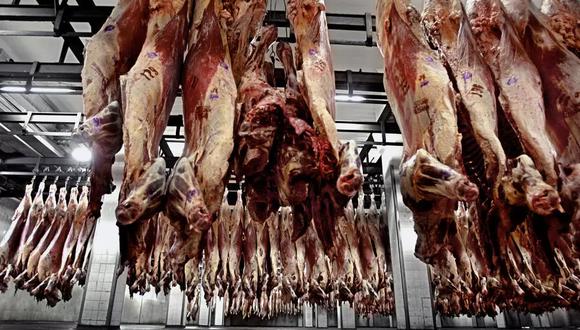 Argentina, cuarto exportador mundial de carne bovina con 819,000 toneladas en el 2020, anunció el lunes la suspensión que aplicará por 30 días "como consecuencia del aumento sostenido del precio de la carne vacuna en el mercado interno". (Foto: AFP)