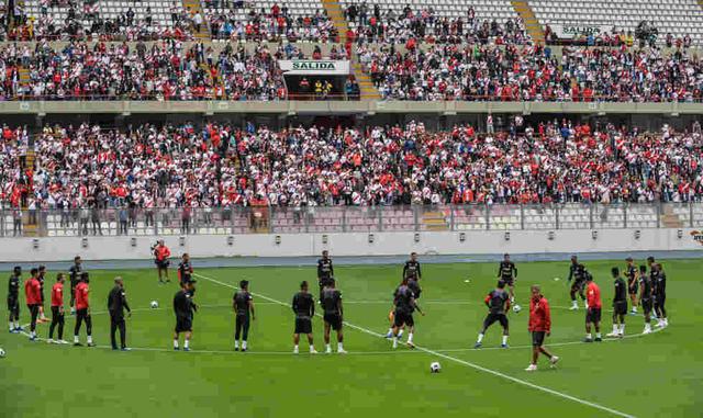 Hinchas de la Blanquirroja pudieron ver el último entrenamiento de los dirigidos por Ricardo Gareca en Lima. (Foto: AFP)
