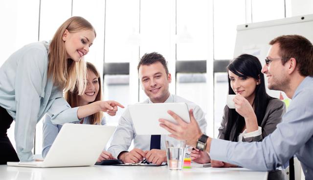 FOTO 2 | 2. Te cuentan cosas que no son, dejándote en offside
No solamente con la idea de convertirte en un reproductor de rumores, sino más que nada haciendo lugar al dicho de "venderte pescado podrido". Un ejemplo típico es cuando te encuentras dando argumentos ante un cliente o proveedor que no tienen razón de ser y te das cuenta cuando alguno de ellos te dice “¿Pero quien te dijo que nunca han aceptado cheques si he pagado así desdehace 20 años?” o “¿Desde cuándo te hacen falta 3 presupuestos para cotizar, si jamás se había hecho así?

Por un tercero te enteras que fuiste a negociar con espadas blandas, con una pistola sin balas o con unos guantes de papel.