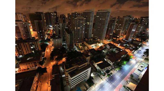 Fortaleza, Brasil. Homicidios: 2.451. Población: 3.818.380. Tasa de homicidios: 66.55. Vista de Fortaleza de noche