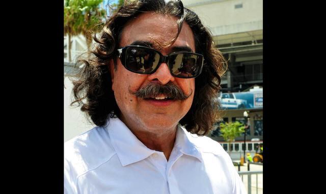 Foto 7 | Shahid Khan. Nacido en Paquistán se mudó a los Estados Unidos a los 16 años para estudiar Ingeniería Mecánica en la Universidad de Illinois. Antes de graduarse trabajó para el fabricante de autos Flex-N-Gate, compañía que luego compraría. El primer trabajo de Khan consistía en lavar la vajilla en un restaurante y recibía una paga de $1,2 por hora (€1), mientras que su primer alojamiento era un cuarto que le costaba $2 (€1,70) la noche. Hoy es uno de los dueños multimillonarios de equipos de NFL, con sus Jacksonville Jaguars, y también propietario del equipo de la Premier League de Inglaterra, Fulham FC.