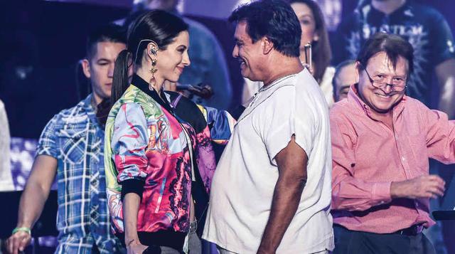 Otra cantante mexicana que grabó con Juan Gabriel fue Paty Cantú. La cantante de 32 años cantó a dúo con Juanga el tema “No discutamos” para su álbum “Los Dúo”.