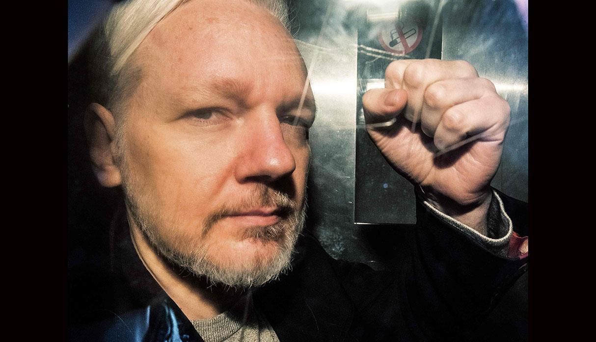 Assange “continúa estando detenido en condiciones de opresión, aislamiento y vigilancia que no se justifican por su condición de detenido”, indicó el experto. (Foto: AFP)