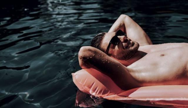 FOTO 12 | 12. Hotel sólo para adultos. Para muchas parejas, las vacaciones ideales tienen como principal finalidad el poder relajarse, sin preocupaciones. Al emprender con un hotel exclusivo para adultos muchos GenX encontrarán en tu negocio su destino ideal. No estamos hablando de una gran inversión, pues además de las grandes cadenas existe la opción de iniciar con un pequeño hotel boutique, con unas cuantas habitaciones. En 2017, México recibió a más de 39.9 millones de turistas, esto representa una industria con gran potencial.