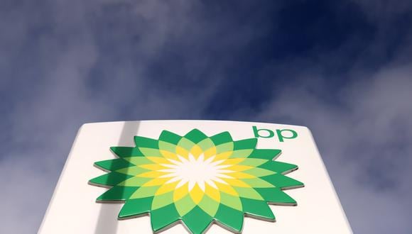 London (United Kingdom), 31/10/2023.- A company logo is displayed on a BP garage in London, Britain, 31 October 2023. BP has suffered a drop in third-quarter profits, due to weaker energy prices and wind farms. The energy company reported third-quarter earnings of 3.3 billion US dollars, less than predicted by analysts. (Reino Unido, Londres) EFE/EPA/NEIL HALL
