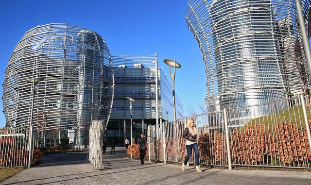 Newcastle (Reino Unido). Tanto en sus maneras como en su monumentalidad, esta urbe británica podría considerarse como la capital del norte. Razones no le faltan, desde un castillo recio para dominarlos a todos hasta un teatro real con el que promover el e