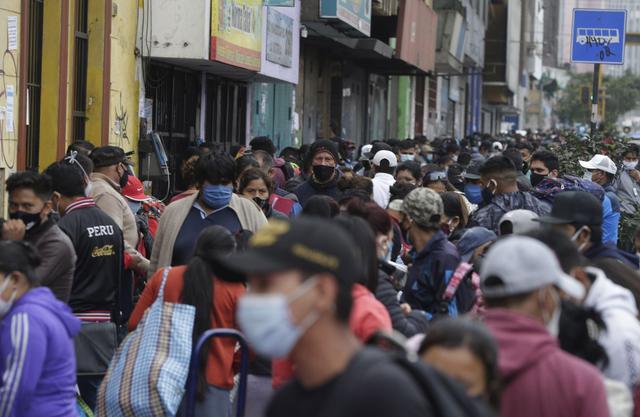 Los vendedores ambulantes y los compradores con máscaras en medio de la propagación del nuevo coronavirus llenan una calle en Lima, Perú. (AP/Martin Mejia).