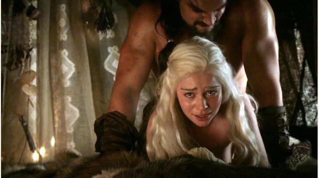 En los libros, Daenerys no quiere casarse con Khal Drogo pero termina teniendo sexo con él voluntariamente. No es violada como en la serie.
