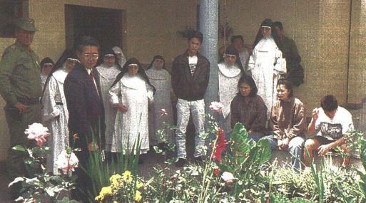 El presidente Fujimori acompañado de sus cuatro hijos visitó ayer el Convento de Santa Catalina en Arequipa, horas antes de retornar a Lima.