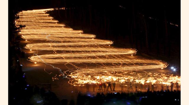 Zheleznogorsk,Rusia; Los espectadores observan a cientos de esquiadores descender por una ladera con linternas, el 27 de febrero. La localidad organiza este festival de invierno para promover el deporte y el estilo de vida saludable.(foto:Ilya Naymushin/R