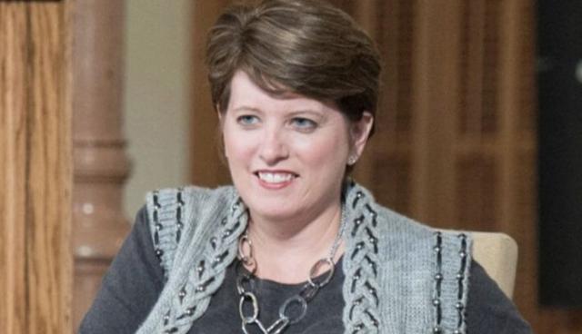 FOTO 11 | 11. Angie Hicks: fundadora, Angie’s List. Angie Hicks dice que alguna vez le dijeron que fuera alguien que no es. “Al principio de mi carrera, me daban consejos sobre cómo actuar porque tenía 22 y estaba empezando un negocio. Cada vez que intentaba hacerle caso a ese consejo, no era auténtica. Tenía que ser yo misma, lo que yo era tenía que sobresalir. No tengo una personalidad externa que sea diferente de lo que yo soy. Lo que ven en mi marca es lo que soy como persona. Si no es genuino, no funciona. Siempre tienes que ser auténtico con lo que eres” dice Hicks.

Este consejo es importante para cualquiera que aspire a ser un emprendedor exitoso porque si no eres auténtico, regresará a morderte… Tu yo verdadero eventualmente encontrará su salida. No tendrás que preocuparte por malinterpretar un papel si eres auténtico contigo mismo desde el principio. (Foto: Larry Ligget | DEPAUW.edu)