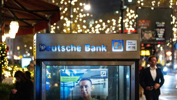 Un anuncio fuera de una sucursal de Deutsche Bank AG el Viernes Negro en Berlín, Alemania, el viernes 25 de noviembre de 2022. (Fotógrafo: Krisztian Bocsi/Bloomberg)