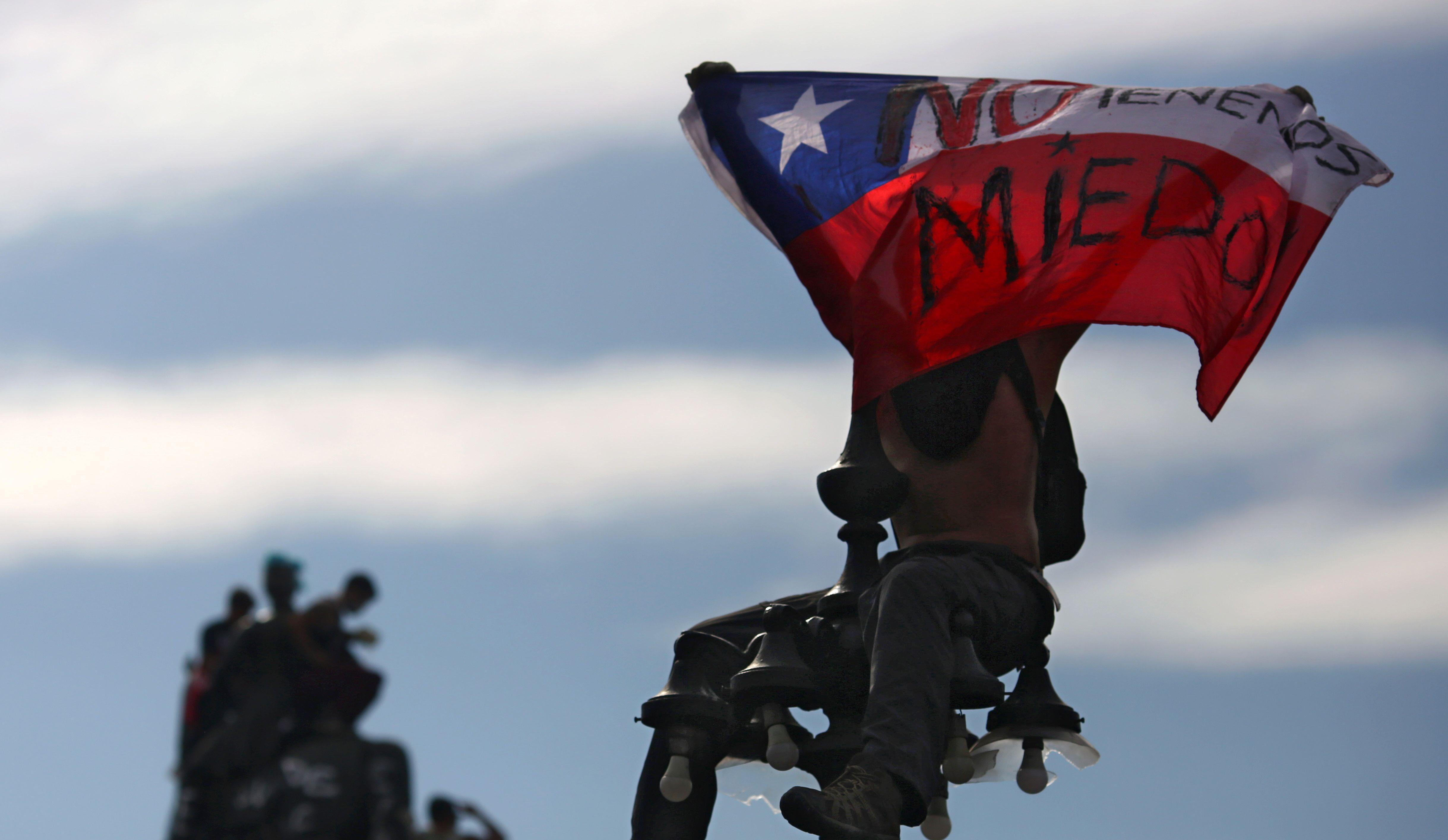 Piñera presentó estas medidas en una cadena nacional en las horas finales del quinto día de masivas protestas de la ciudadanía en reclamo de un país más equitativo, y mientras gran parte del país se encuentra en estado de emergencia y bajo toque de queda con el Ejército a cargo de la seguridad, dados los desmanes y actos vandálicos que han acompañado este estallido social. (Foto: AFP).