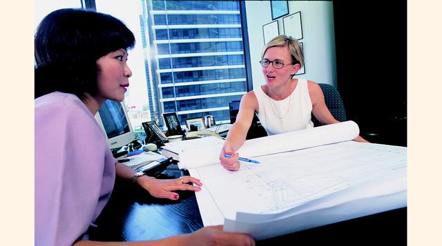 En general, las mujeres participan en un tercio de las empresas de todo el mundo. Sin embargo, en muchos países encaran obstáculos legales y sociales que les impiden ser propietarias de activos o heredarlos.