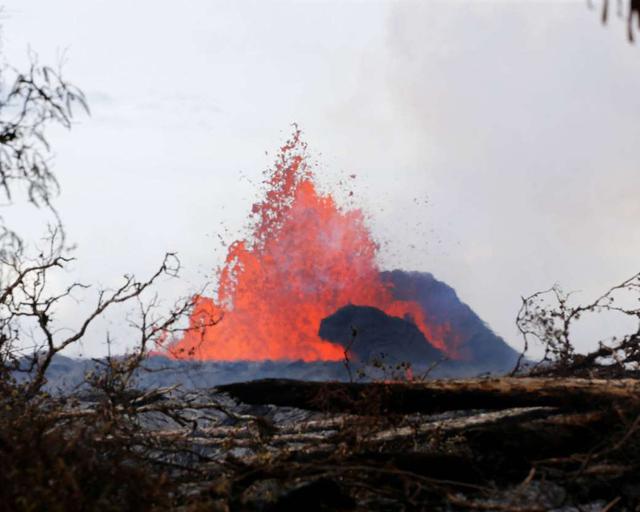 FOTO 1 | Ya han pasado mas de siete días desde que el volcán entrase en fase explosiva, y la destrucción no para de crecer, con ríos de lava que cubren la zona sur de la Isla Grande de Hawái.