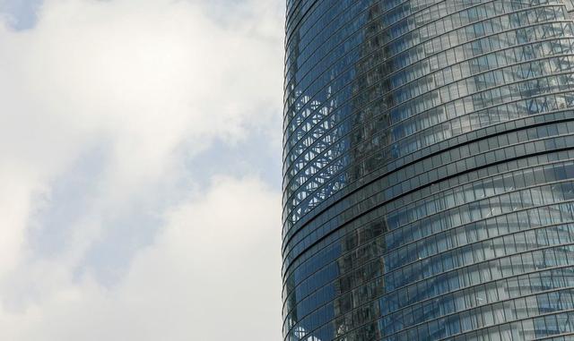 FOTO 4 | "Hubo un tipo constante de contrafase durante el proyecto en el que diseñábamos algo para lo que no había ningún código, por lo que teníamos que escribir un código y esto estuvo yendo y viniendo durante casi siete años", dijo Dan Winey, director de operaciones de Gensler, el estudio de arquitectura que diseñó la torre. Los nuevos códigos incluyeron el uso de ascensores para evacuación durante un incendio, el primero para un edificio de gran altura en China.