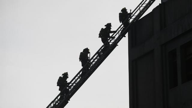 "Tenemos cuatro personas que hasta ahora no hemos podido llegar a ellas. Hicimos todo lo posible, pero no tenemos la certeza de poder hacerlo durante la noche. Si no baja la temperatura y nos gana el fuego, no vamos a poder" seguir buscando, dij