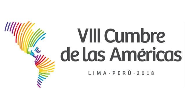 FOTO 3 | ¿QUÉ IMPACTO PODRÍA TENER LA DESTITUCIÓN DE KUCZYNSKI?

La renuncia de Kuczynski podría afectar los planes de Perú para celebrar la Cumbre de las Américas, prevista para abril, a la que han confirmado su asistencia varios presidentes de la región, incluido el presidente estadounidense Donald Trump. Si el Congreso confirma su salida el cargo podría ser transferido al vicepresidente Martín Vizcarra, quien en diciembre dijo que abandonaría el gobierno con Kuczynski pero ahora algunos consideran que aceptaría la responsabilidad.

 Durante sus 16 meses en la presidencia, Kuczynski ha sido un abierto crítico del presidente venezolano Nicolás Maduro, a quien ha calificado de dictador y ha llamado a otros mandatarios de la región a presionar en contra del líder socialista. Vizcarra, un exgobernador relativamente poco conocido, es considerado una persona que seguiría una agenda moderada en un intento por construir puentes con el partido de Keiko Fujimori e intentar mantener la estabilidad económica.