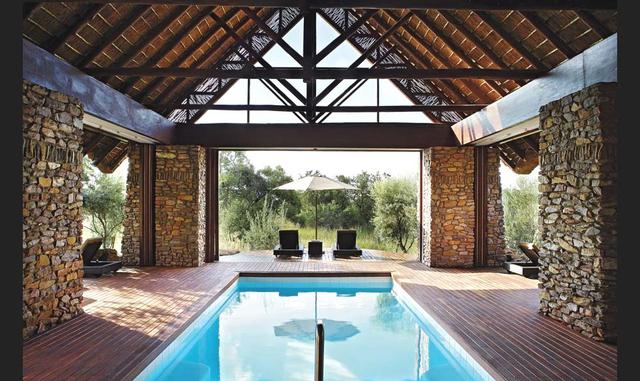 FOTO 3 | El aspecto del barrio de Sundhurts, una de esas zonas algo ostentosas para los muy ricos con un ligero aire a Beverly Hills, obedece ciertamente a ese cliché de suburbio paradisíaco de palmeras, setos cortados al milímetro y calles desiertas e im