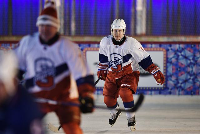 El presidente de Rusia, Vladímir Putin, se despidió este sábado del 2018 jugando al hockey en la Plaza Roja. (Foto: Reuters)