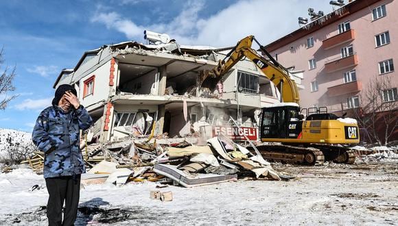 Una mujer reacciona junto a un edificio derrumbado durante las operaciones de búsqueda tras un fuerte terremoto en el distrito de Elbistan de Kahramanmaras, sureste de Turquía. (Foto: EFE/EPA/SEDAT SUNA)
