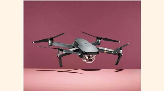 DJI Mvic Pro. Mavic Pro es un dron con que el que podremos hacer prácticamente de todo, pero la gracia está en que lo podemos transportar en una bolsa, plegado. Es capaz de grabar fotos y video en 4K, tiene un aterrizaje preciso y soporta una velocidad de