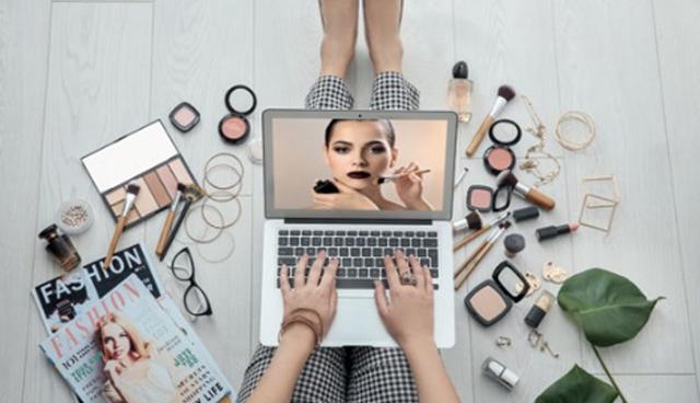 FOTO 13 | 13. Kits DIY (Hazlo tú mismo).
Un estudio realizado por la agencia Carat, publicado por Think with Google, encontró que el 75% de los GenX que están conectados a internet usan YouTube para aprender algo nuevo. Las categorías más populares son: decoración del hogar, recetas de cocina, uso y reparación de tecnología, manualidades y belleza. Comercializa kits con todo lo necesario para empezar y terminar un proyecto. Ya sean todos los ingredientes de una receta, los utensilios para crear una obra de arte o la piezas necesarias para armar un terrario, las opciones sólo infinitas.