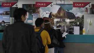 Pasajeros llegan a terminales pese a recomendación de postergar viajes por bloqueos