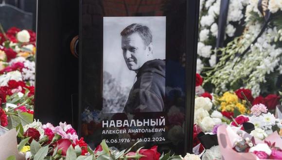 Flores sobre la tumba del opositor ruso Alexei Navalni en el cementerio de Borísovo en Moscú, Rusia. EFE/EPA/MAXIM SHIPENKOV