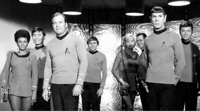 18. Star Trek (1966-69). Las primeras aventuras del USS Enterprise se remontan a los años 60, cuando William Shatner y Leonard Nimoy interpretaban al Capitán Kirk y a Spock, respectivamente. Cincuenta años después, su legado se mantiene. Live long and pro