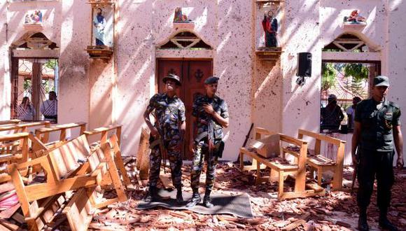 Soldados de Sri Lanka observan el interior de la Iglesia de San Sebastián en Katuwapitiya en Negombo, luego de una explosión de bomba durante el servicio de Pascua. (Foto: AFP)