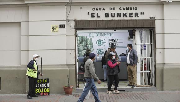 En el mercado paralelo o casas de cambio de Lima, el tipo de cambio se cotizaba a S/ 4.095 la compra y S/ 4.125 la venta. (Foto: Britanie Arroyo / GEC)