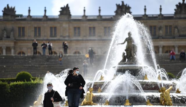 El Palacio de Versalles reabrió sus puertas a los visitantes tras más de dos meses y medio de cierre por la crisis del coronavirus. (AFP / Anne-Christine POUJOULAT).
