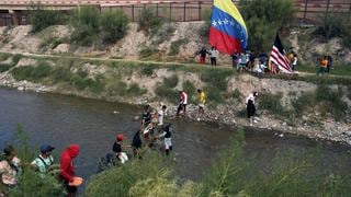 Venezolanos cruzan a Estados Unidos para pedir asilo tras fallo judicial