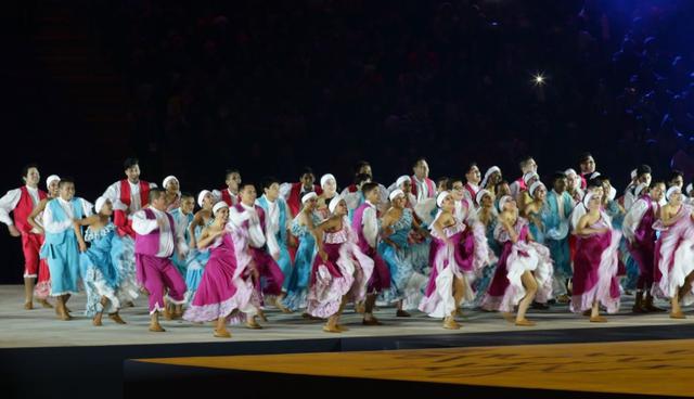 Decenas de personas participaron en las diferentes danzas típicas del Perú. (Jesús Saucedo/GEC)