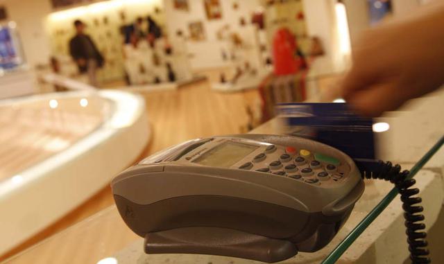 De preferencia, utilice la tarjeta de crédito de la entidad financiera donde recibe su sueldo. De esta forma, le será más sencillo realizar los pagos mensuales de la tarjeta (hasta por internet), pudiendo incluso solicitar el pago automático desde su “cue